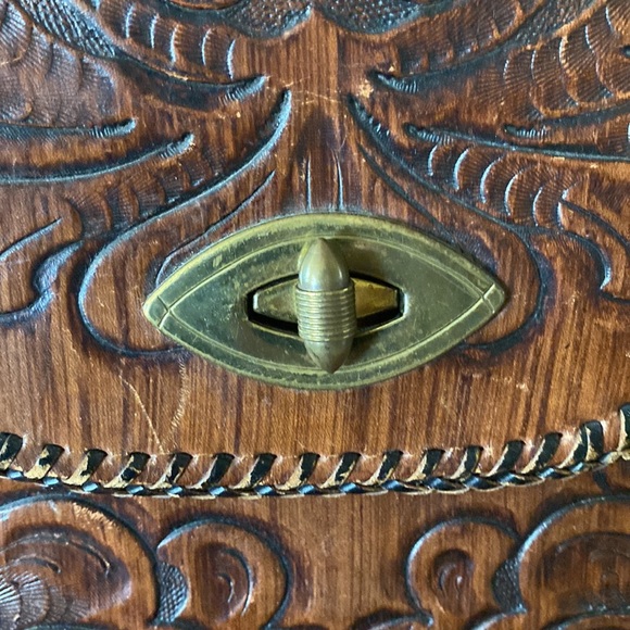 Vintage hand tooled leather purse. - Picture 8 of 10